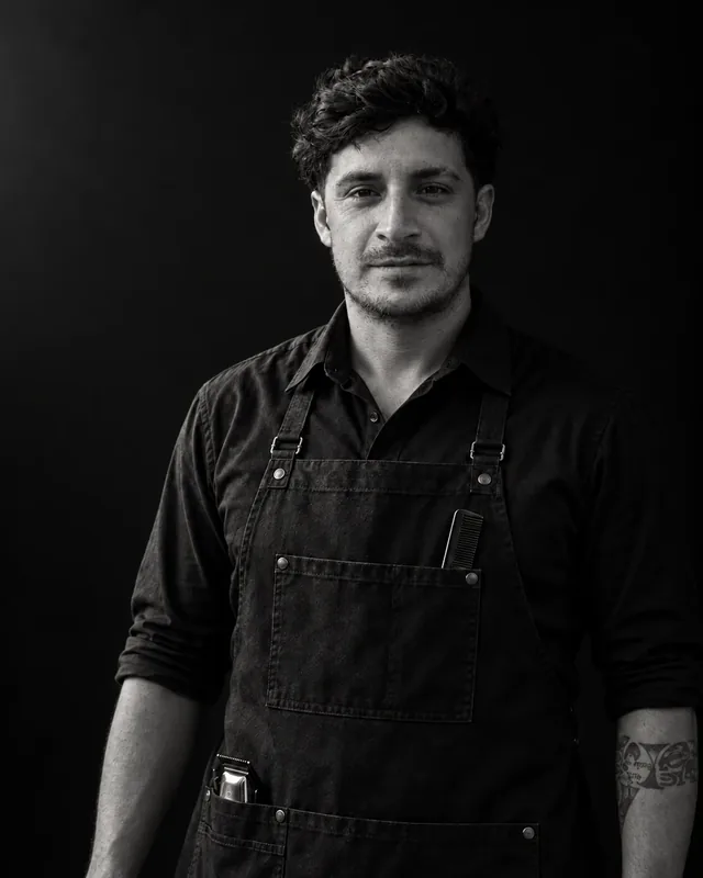Leo, el barbero de EL BARDO, en un retrato en blanco y negro.